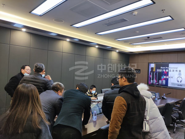 中創(chuàng)世紀(jì)業(yè)務(wù)銷售人員為來(lái)賓們介紹和演示智能會(huì)議室