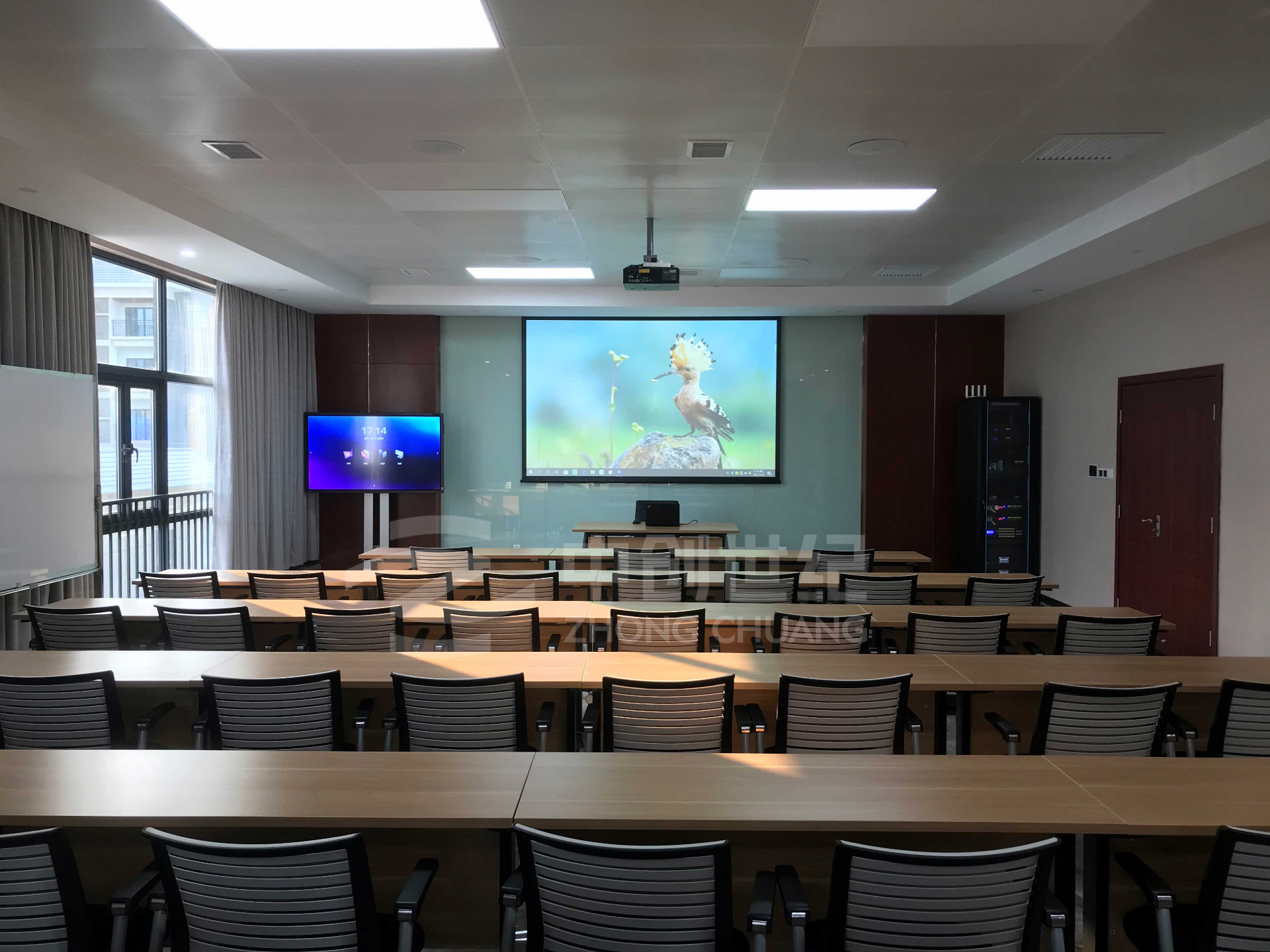 深圳市龍崗區(qū)深高速五聯(lián)綜合服務(wù)樓培訓(xùn)室照片.jpg 深圳市龍崗區(qū)深高速五聯(lián)綜合服務(wù)樓培訓(xùn)室照片.jpg