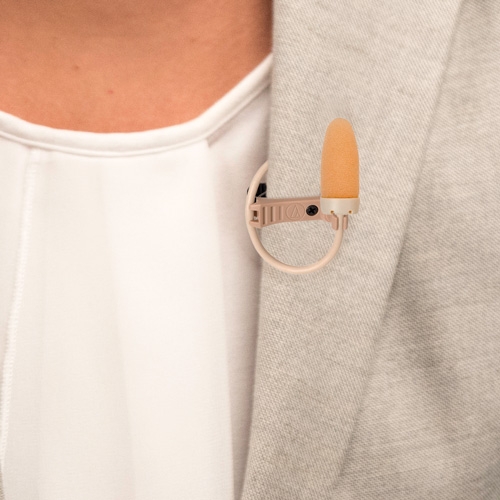 鐵三角 BP899LcW-TH 無線發(fā)射機全指向性夾式電容話筒 佩戴效果